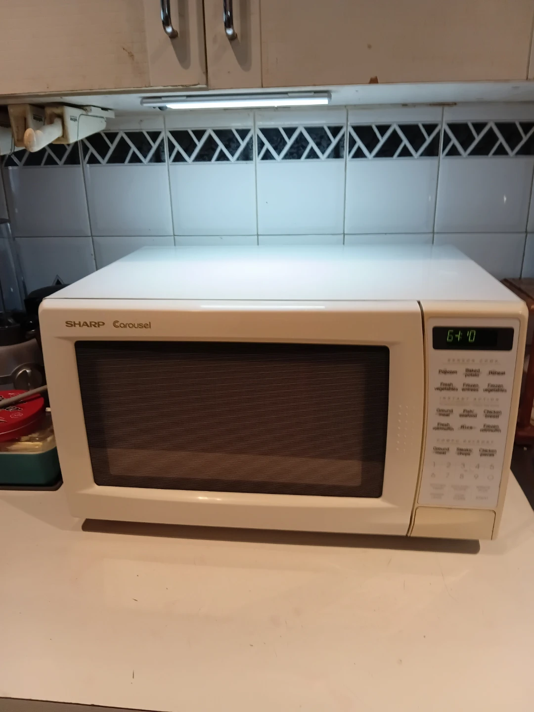 Sharp Carousel White Microwave READ DESCRIPTION ON SIZE