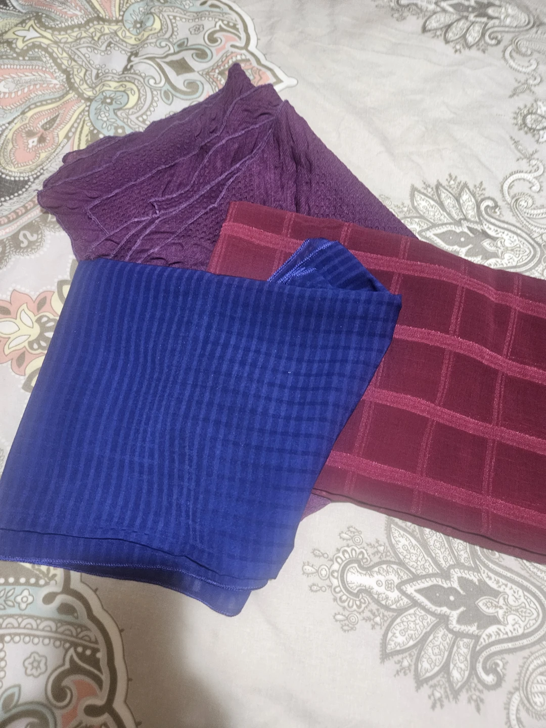 Set of three textured scarves - photo 2