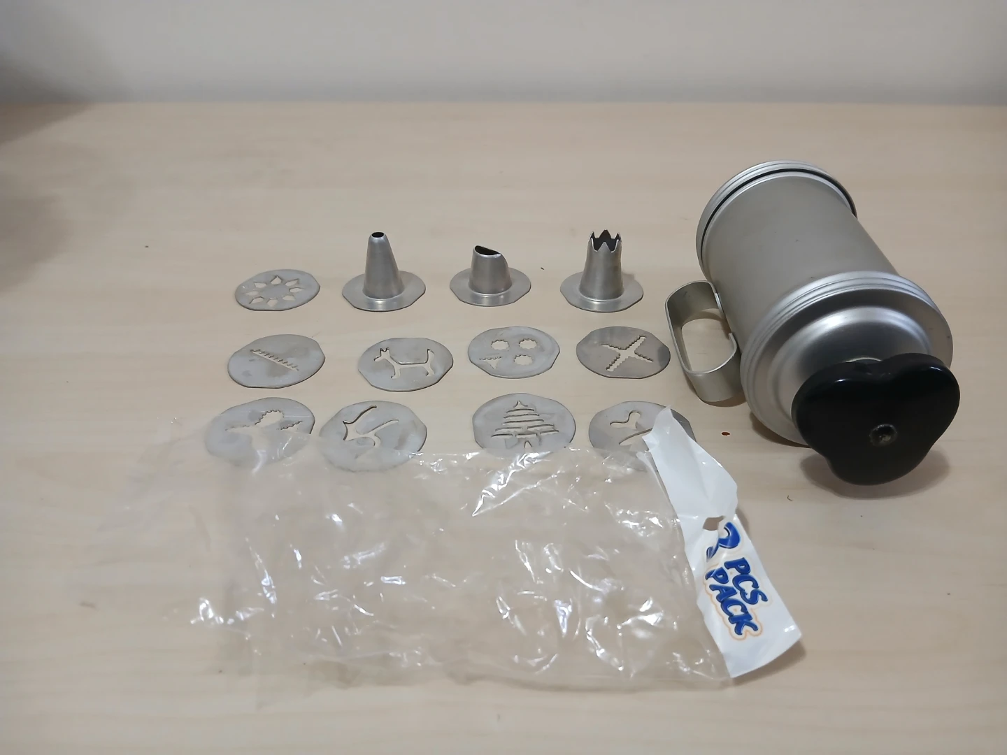 Metal Cookie Press with 12 Decorating Discs and Tips - photo 4