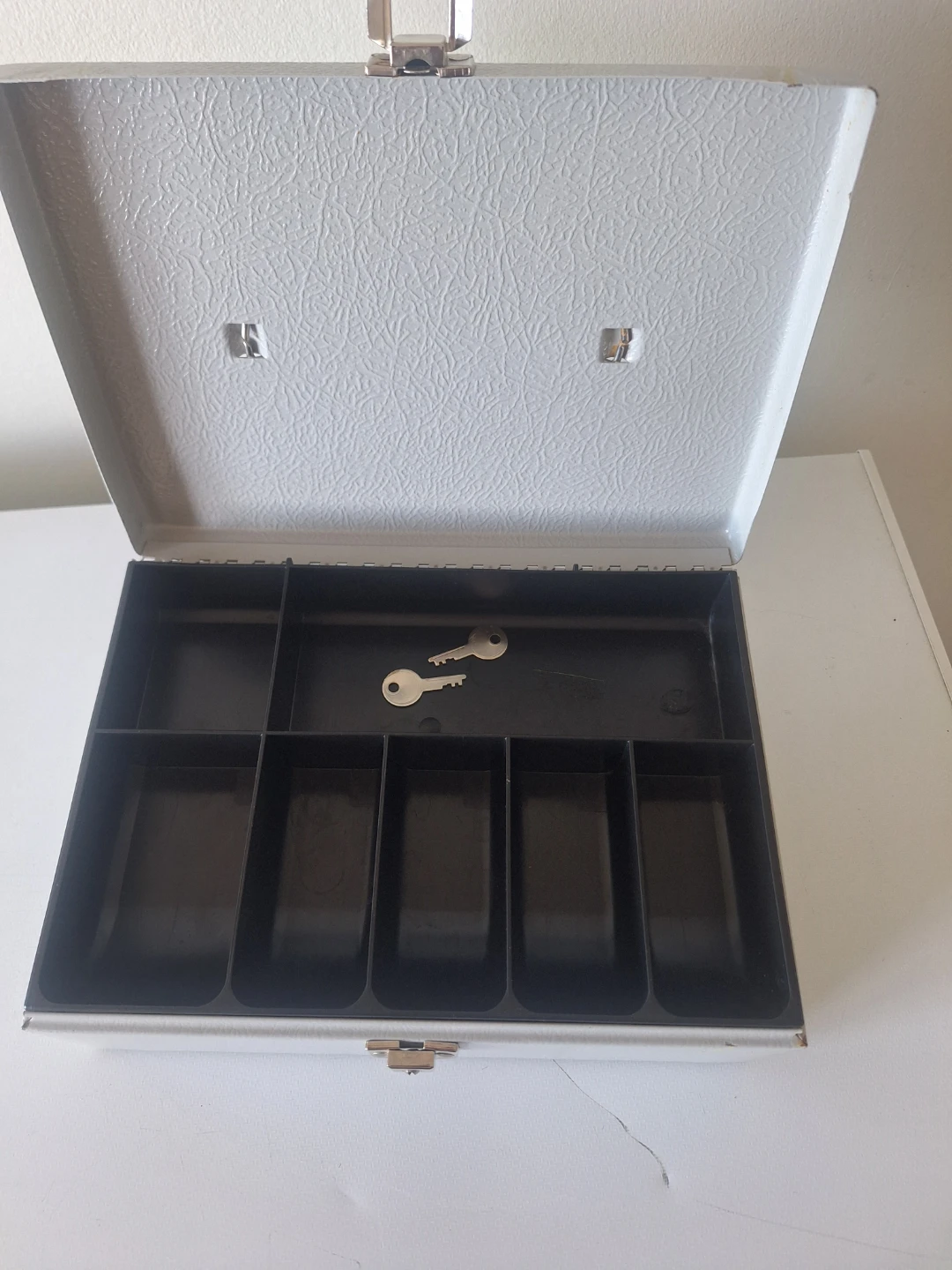 Metal Cash Box with Keys - photo 2