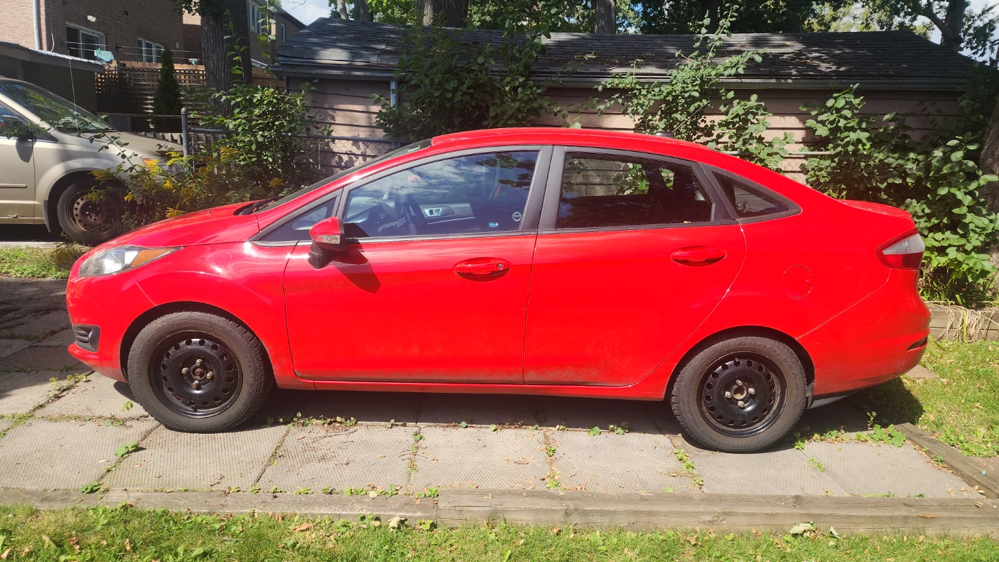 Red Ford Fiesta Sedan - photo 2