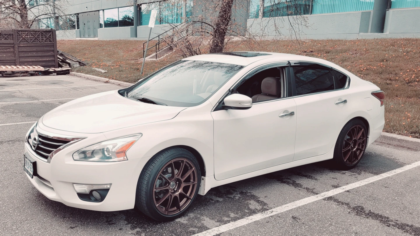 2014 White Nissan Altima Sedan 2.5sl