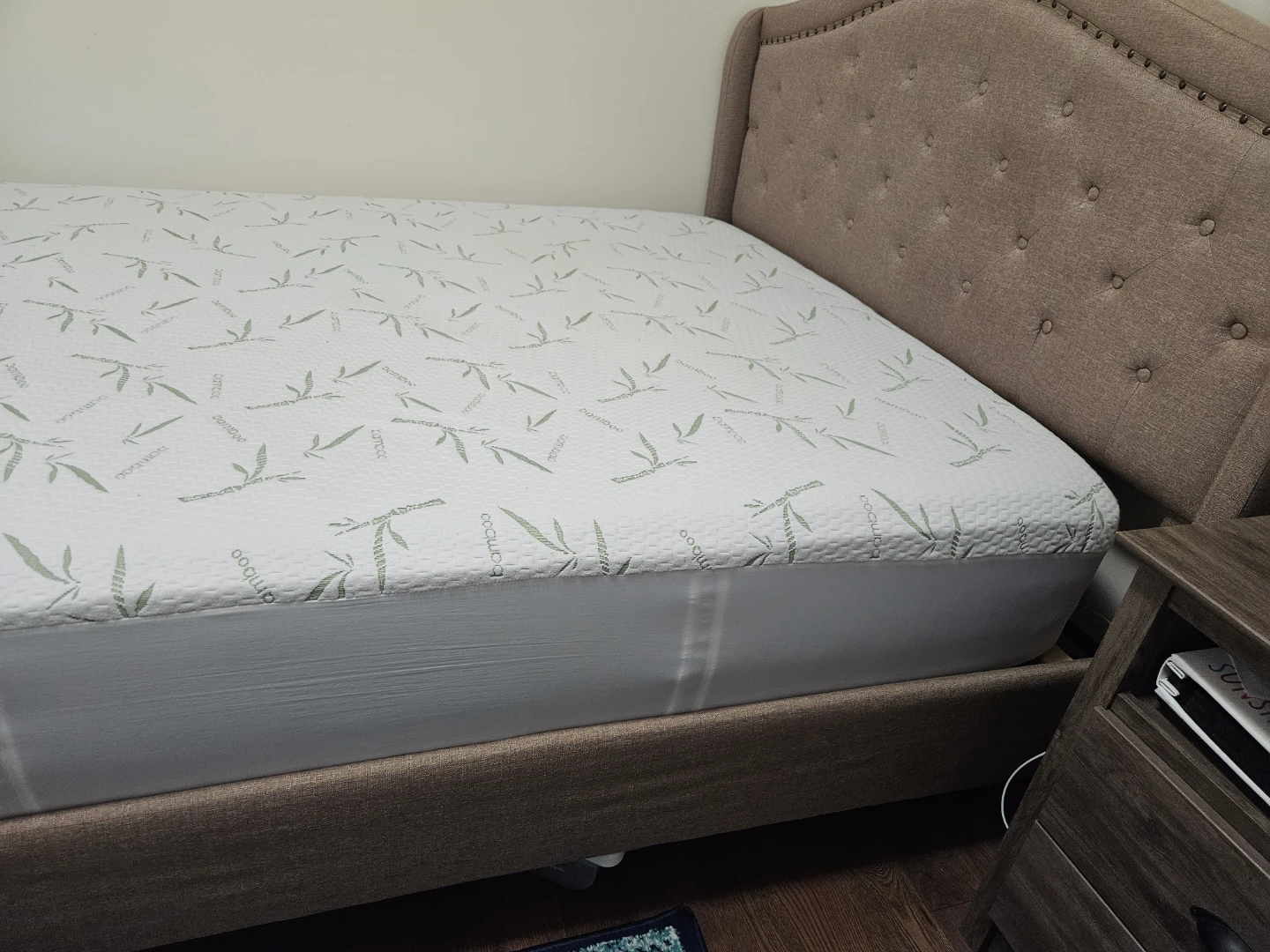 Queen bed with mattress - photo 3