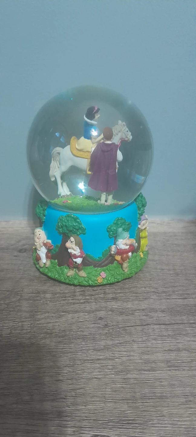 Enesco Disney Snow White and Prince Snow Globe