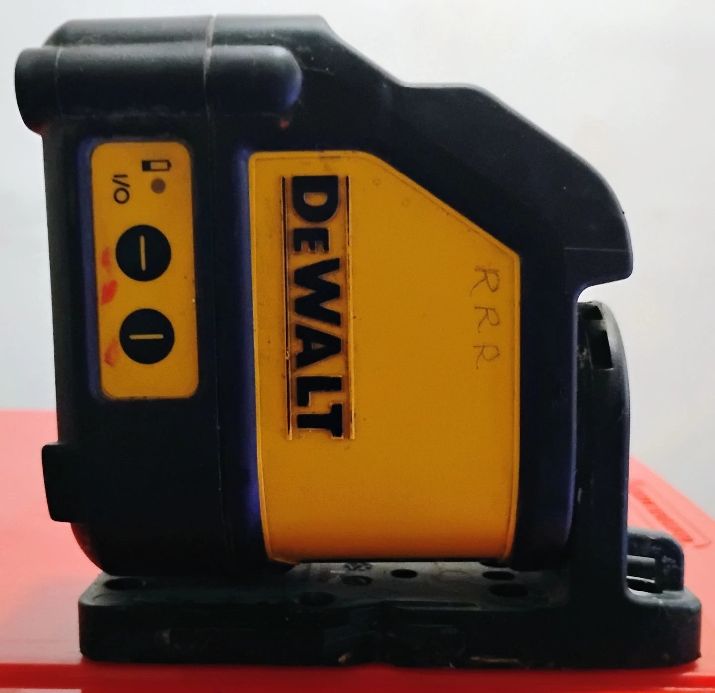 DeWalt Red Laser Line Level with Mounting Bracket - photo 2