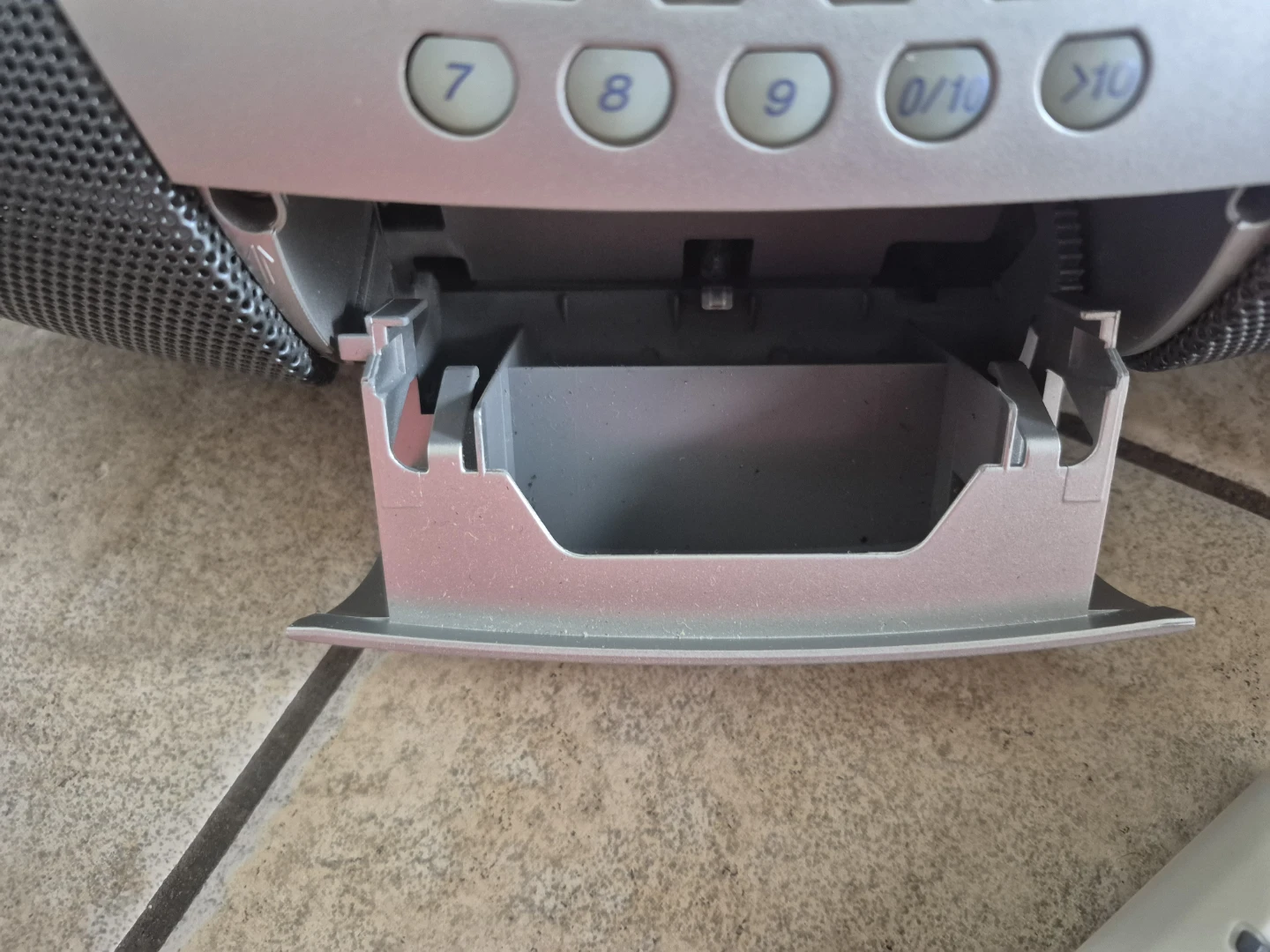 Sony CFD-S300 CD Radio Cassette Player - photo 3