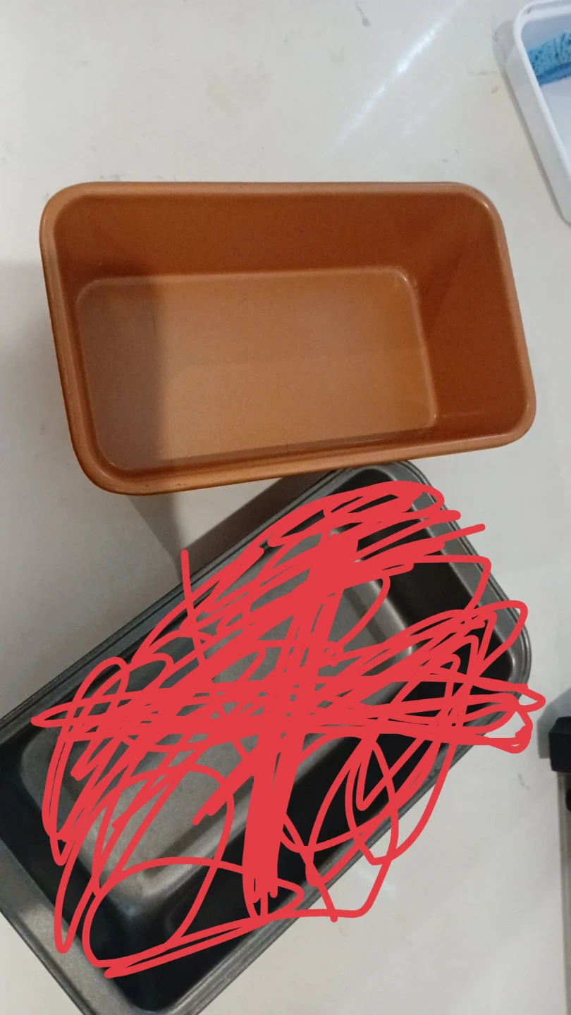 Copper-coloured ceramic bread pan