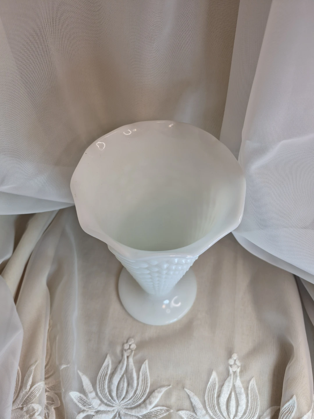 Beautiful Vintage Anchor Hocking White Milk Glass Vase - photo 5