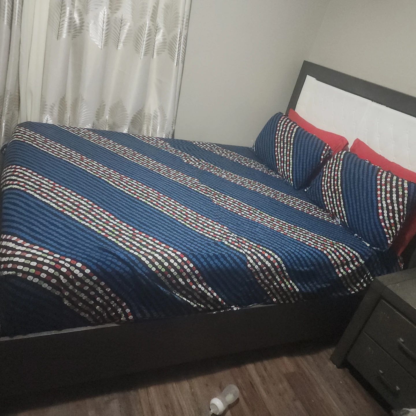 Queen size bedframe - photo 2