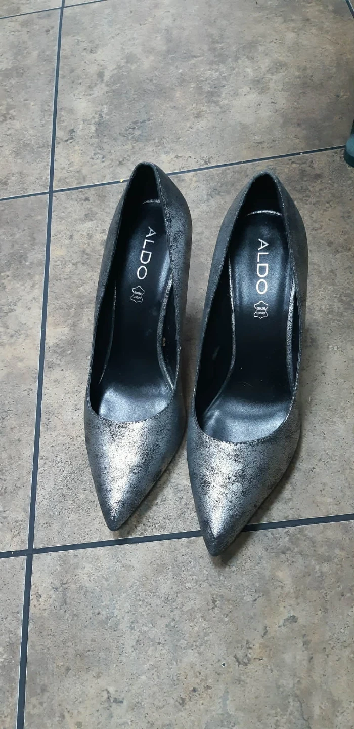ALDO Metallic Silver Pointed Toe Heels size 10