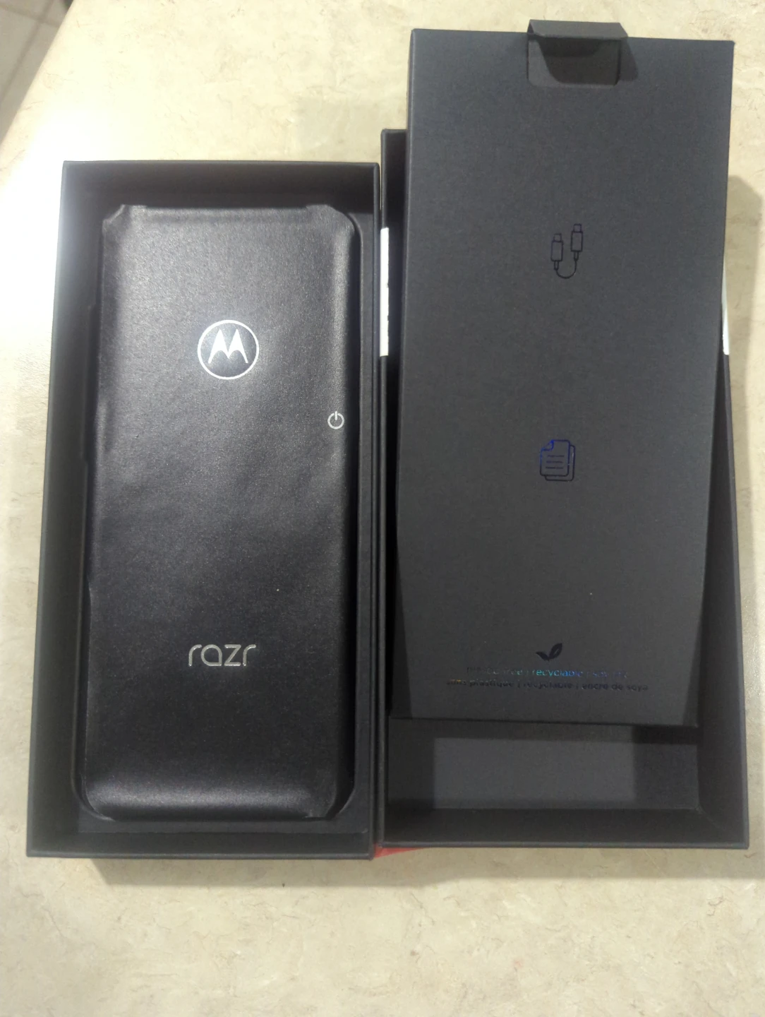 Motorola Razr 2025 - photo 2