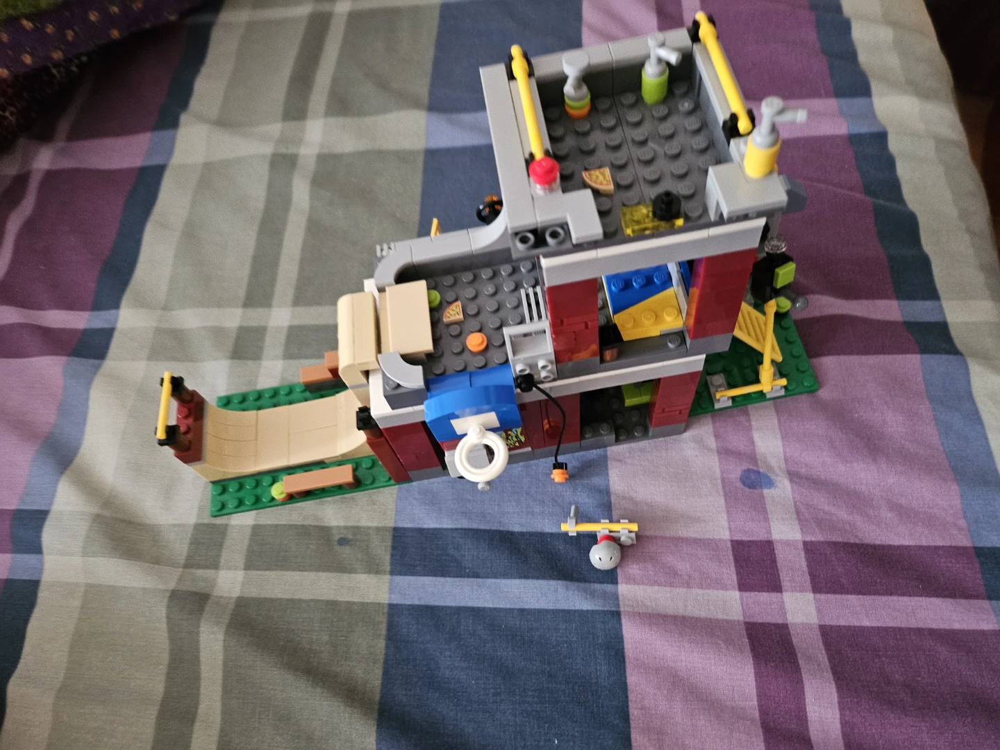 LEGO Skate Park and Apartment Build - photo 2