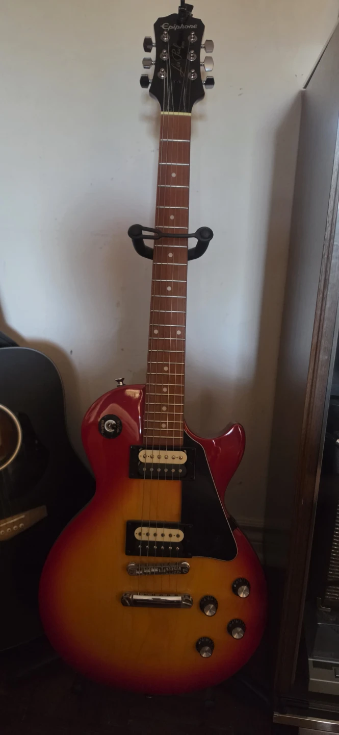 epiphone les paul  & squire stratocaster & amp you get it all