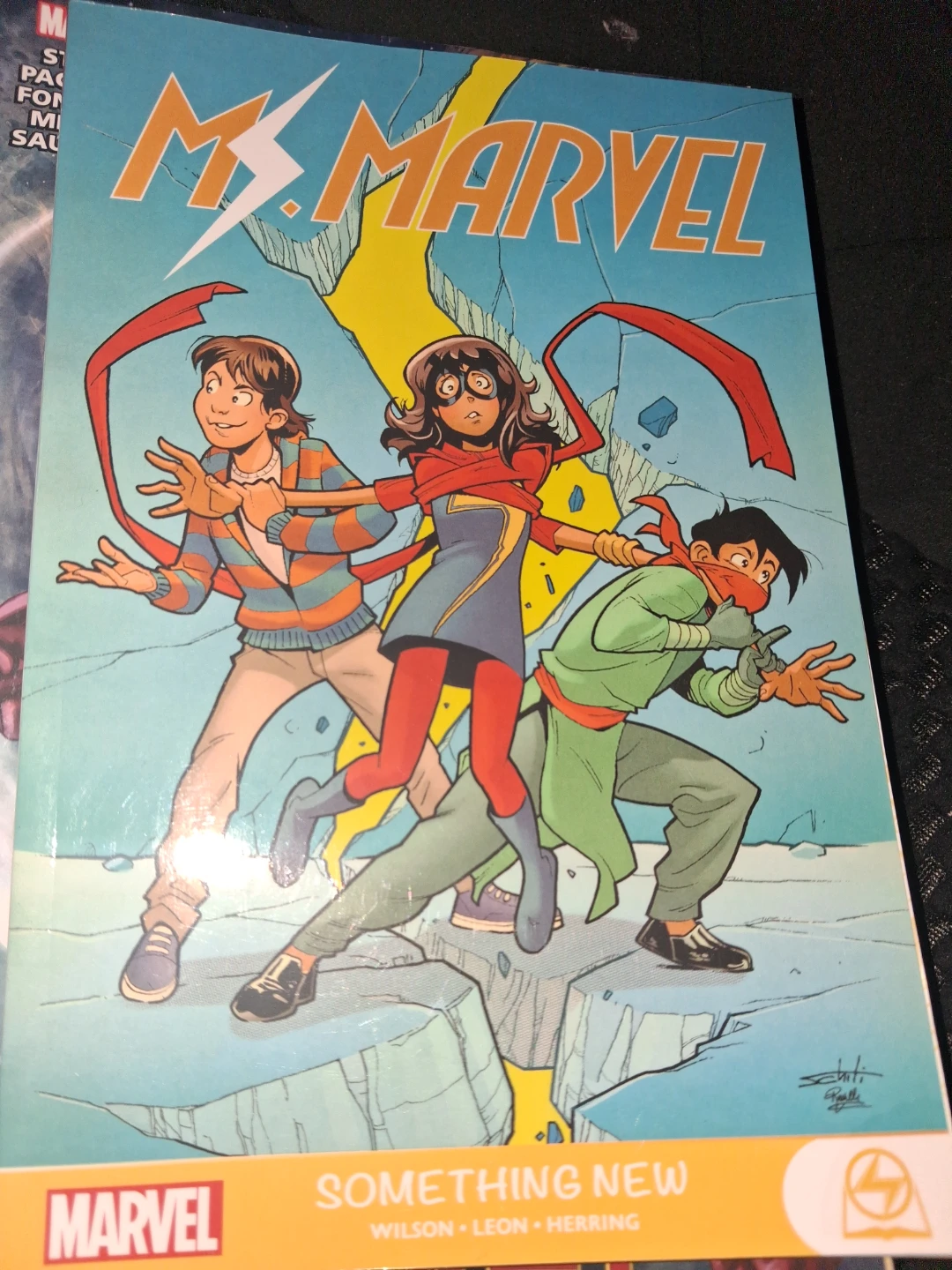 Captain Marvel Onibus/ Trades Bundle of 8 - photo 2