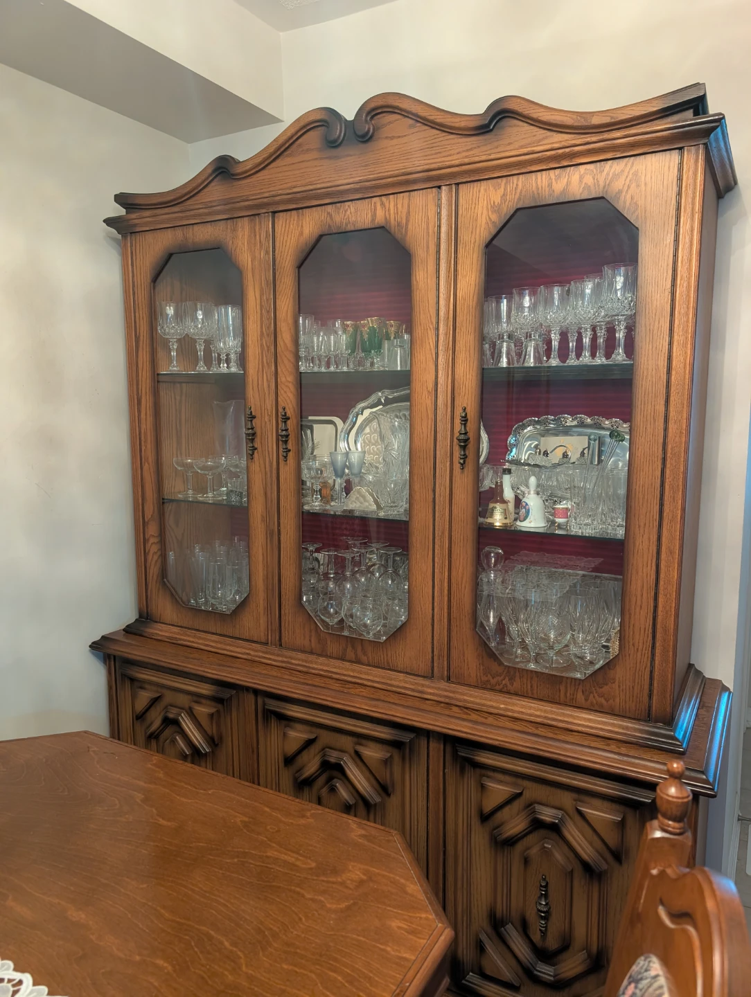 1980s VINTAGE SOLID WOOD GLASS CABINET - photo 2