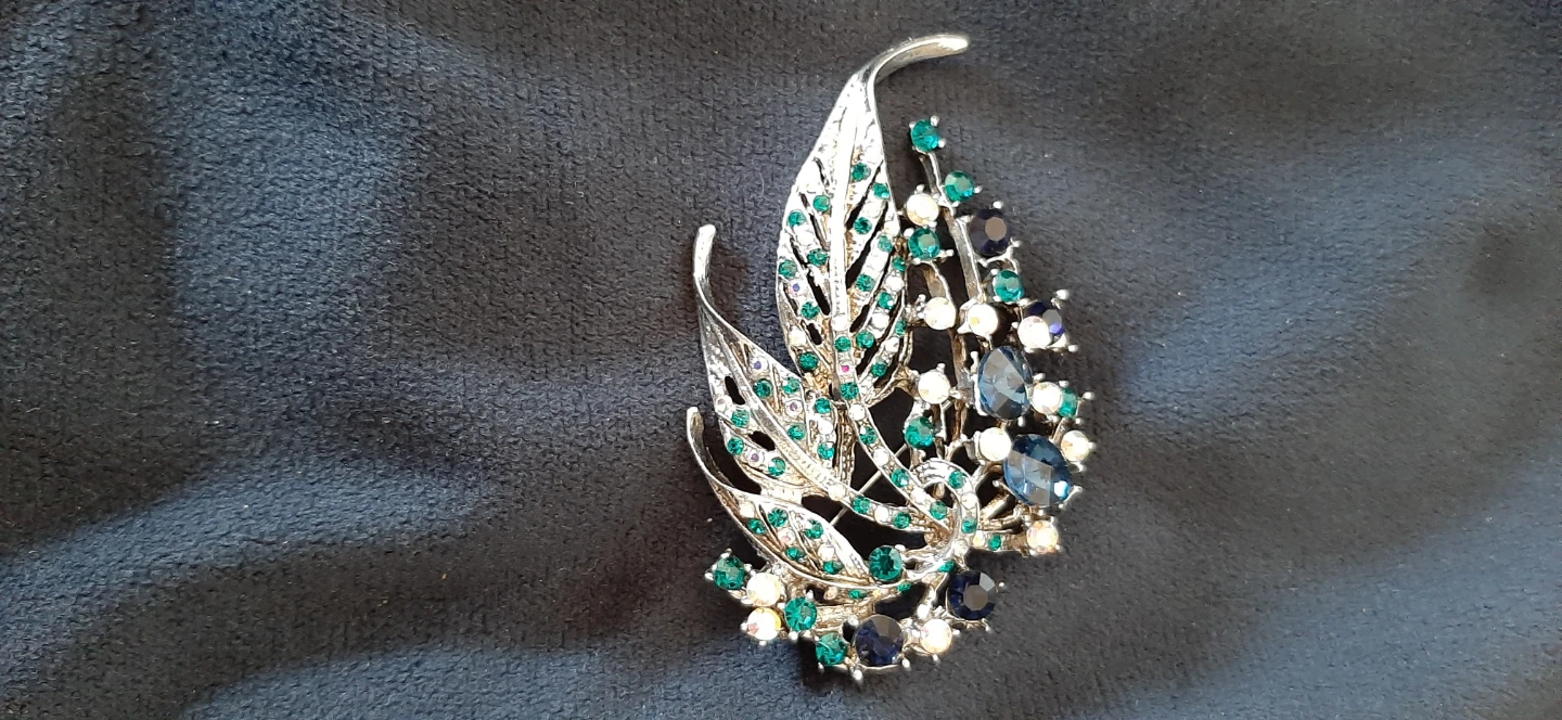 Vintage-look leaf brooch. Green & yellow stones - photo 4