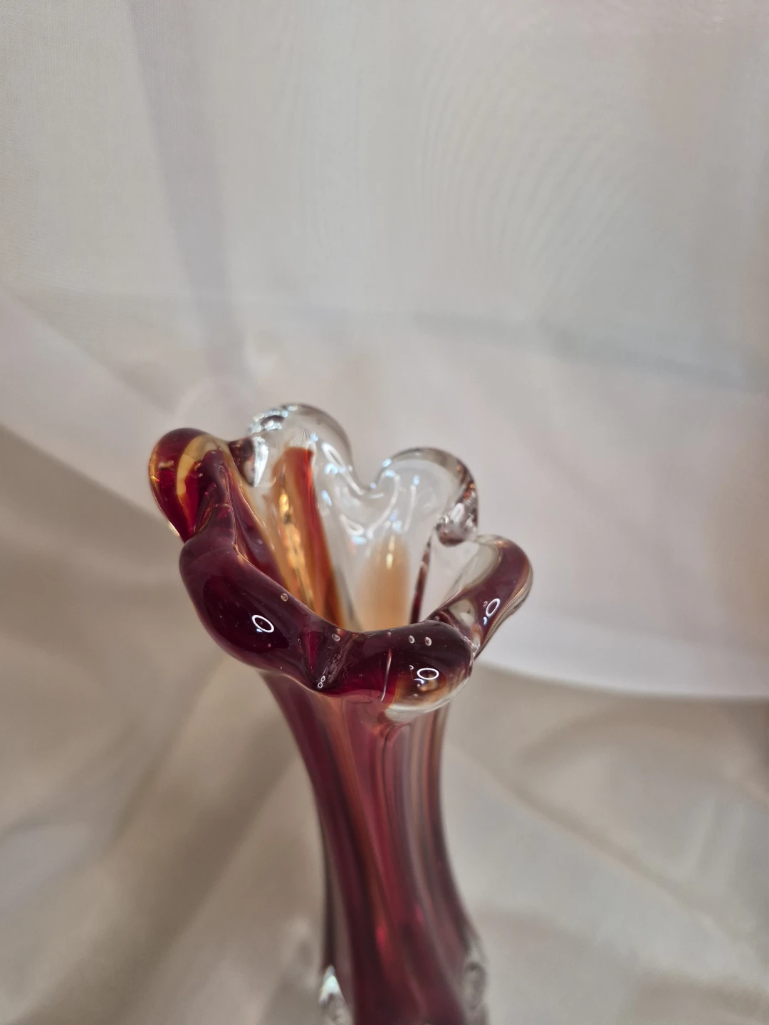 Beautiful Vintage 9 1/2" Art Glass Bud Vase - photo 4