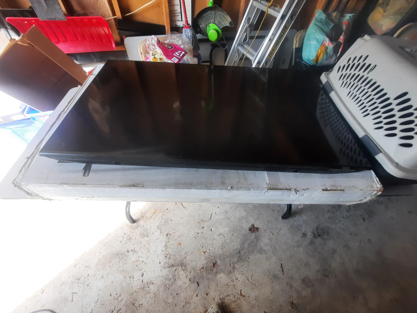 Cracked  50-inch Roku TVs - photo 2