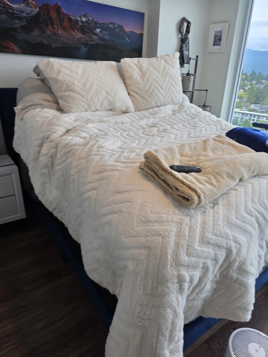 Deluxe Queen Remote Bed & Soft Duvet set & Frame