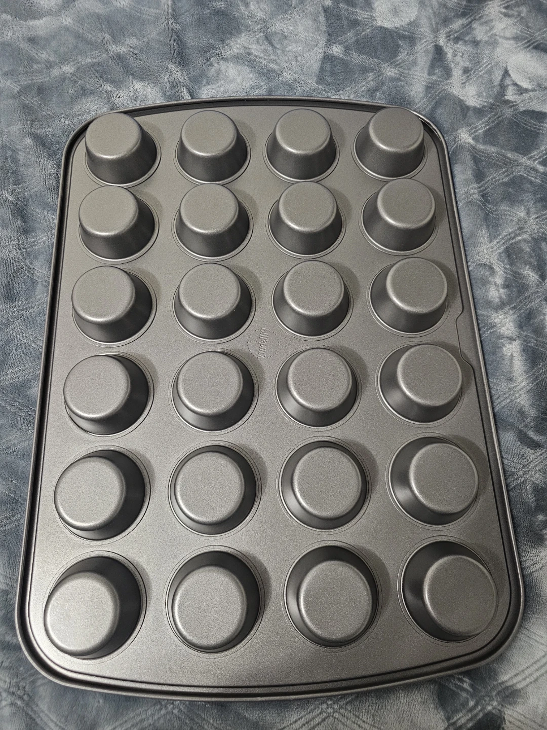 Pillsbury MEGA Muffin Pan, 24-Count 🧁 🏈 - photo 2