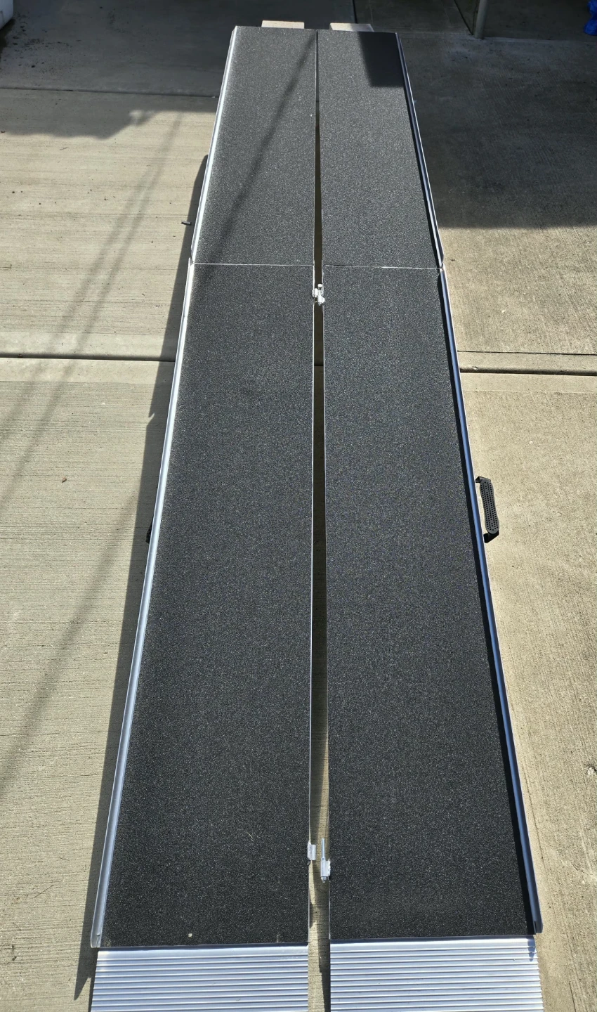 TaiH Leo 12ft Portable Aluminum Wheelchair Ramp - photo 4