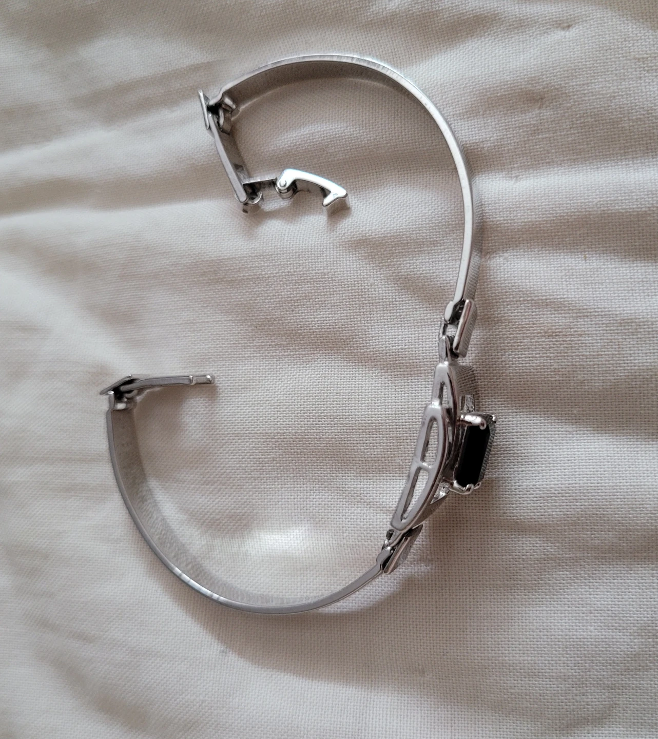 Silver-tone bracelet with black ston🏈e