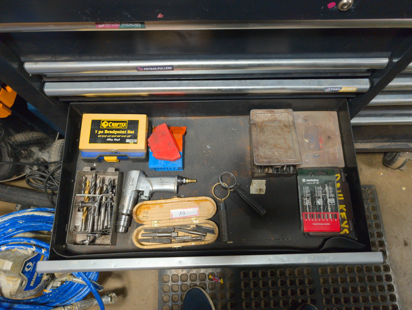 Husky 52 " roll cab and tools - photo 4