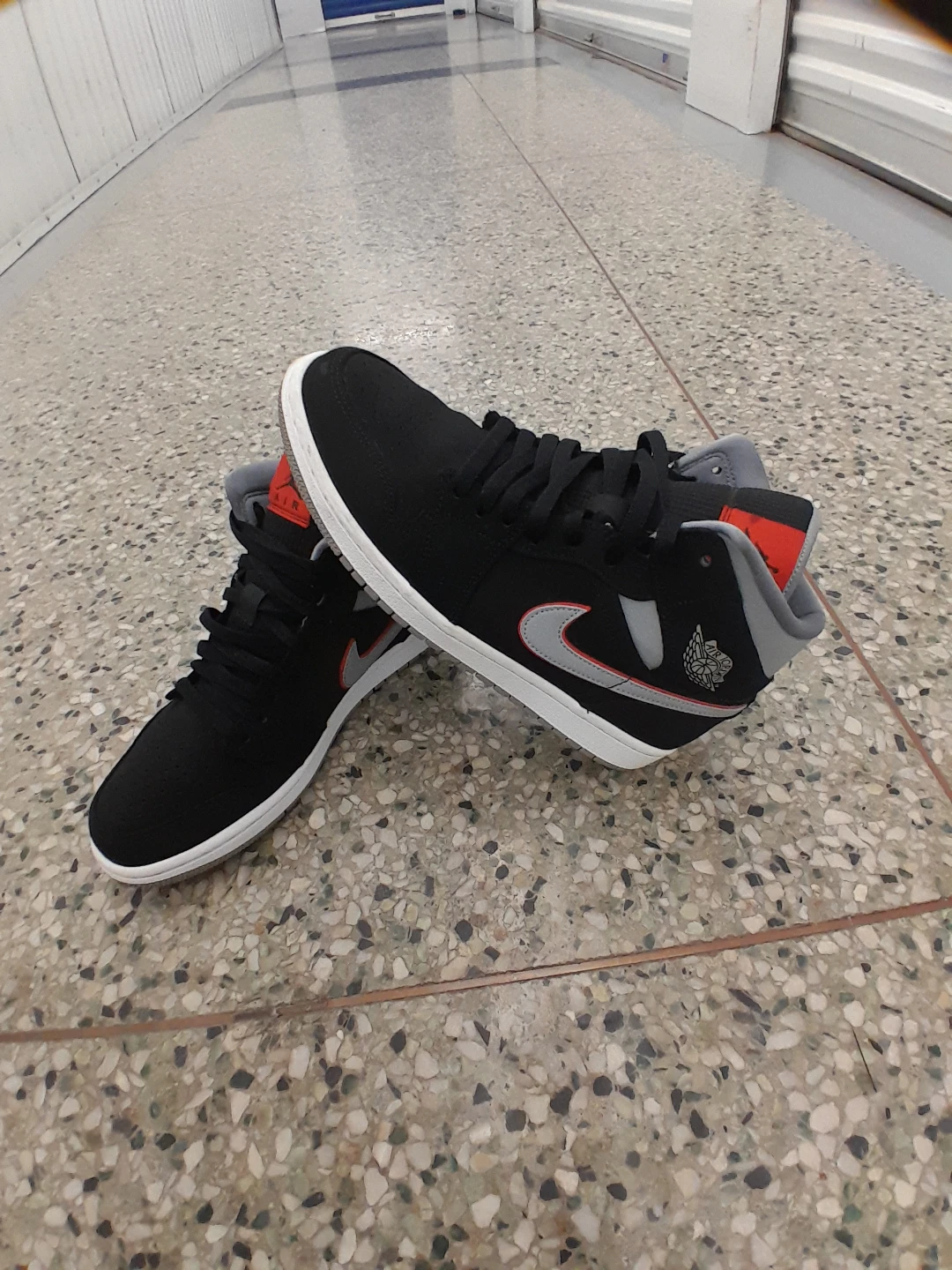 Air Jordan Mid Sneakers Men's Size 8 - photo 4