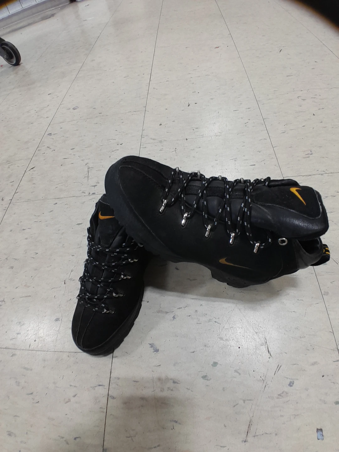 Nike Manoa Black Hiking Boots For Boys/Teens Size 5 - photo 3