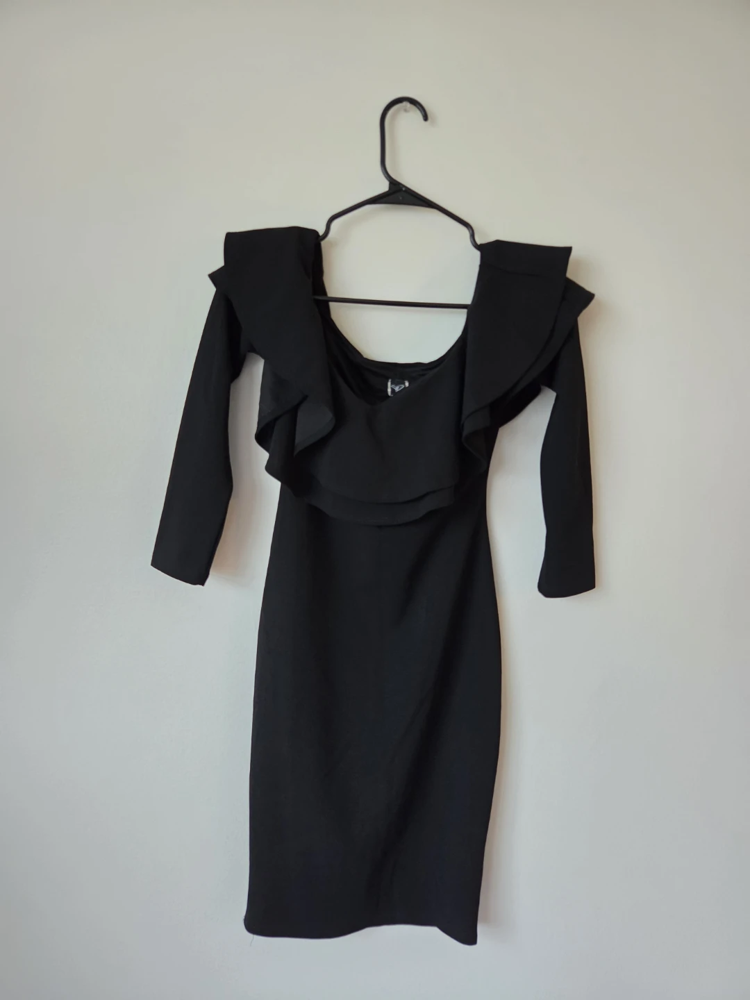 Black Ruffled Long Sleeve Dress 🏈