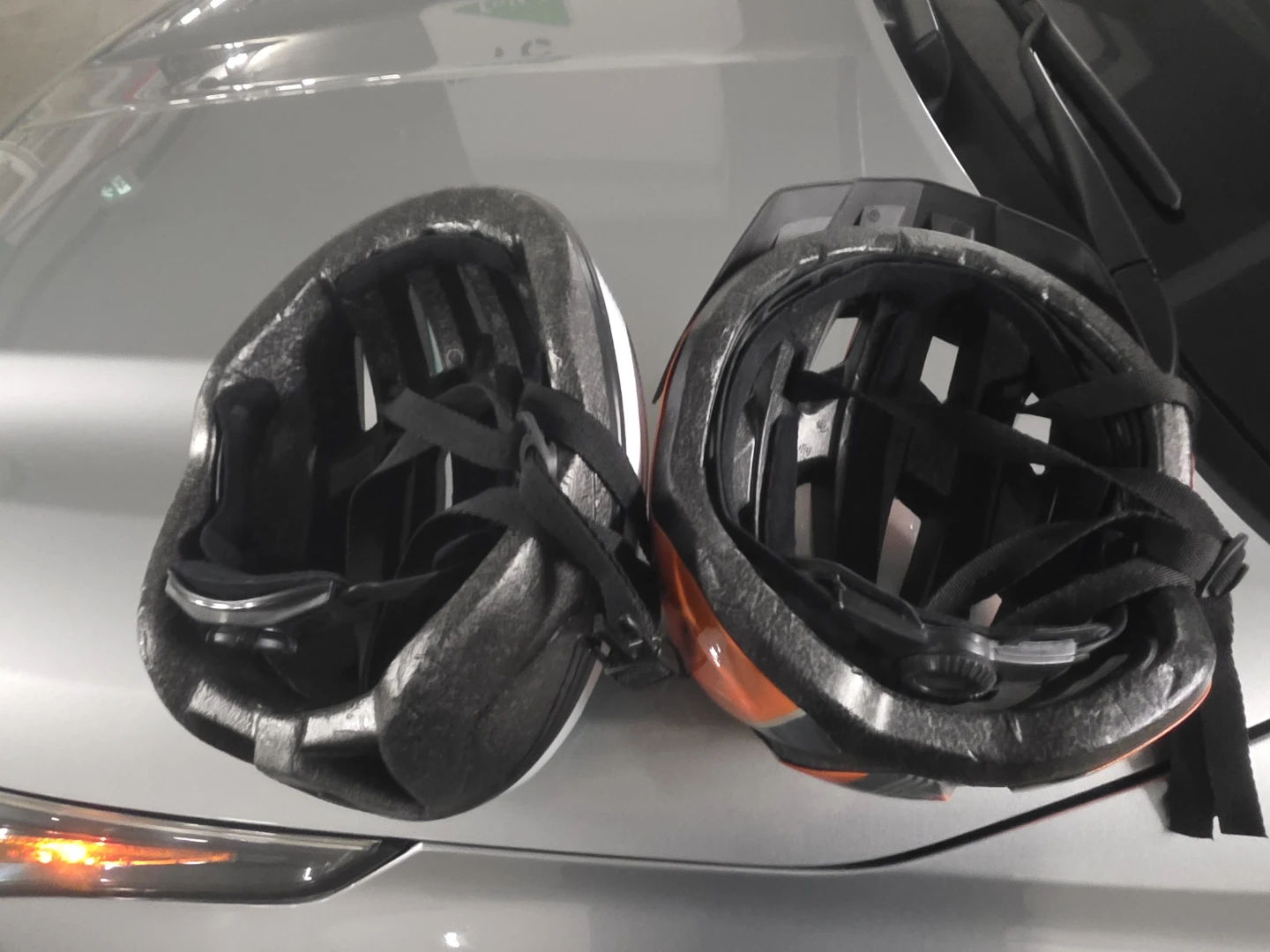 Two Raleigh bicycle helmets - photo 3