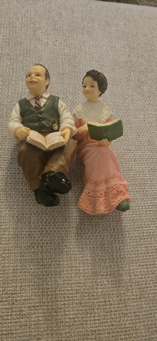 Vintage Couple Reading Figurines