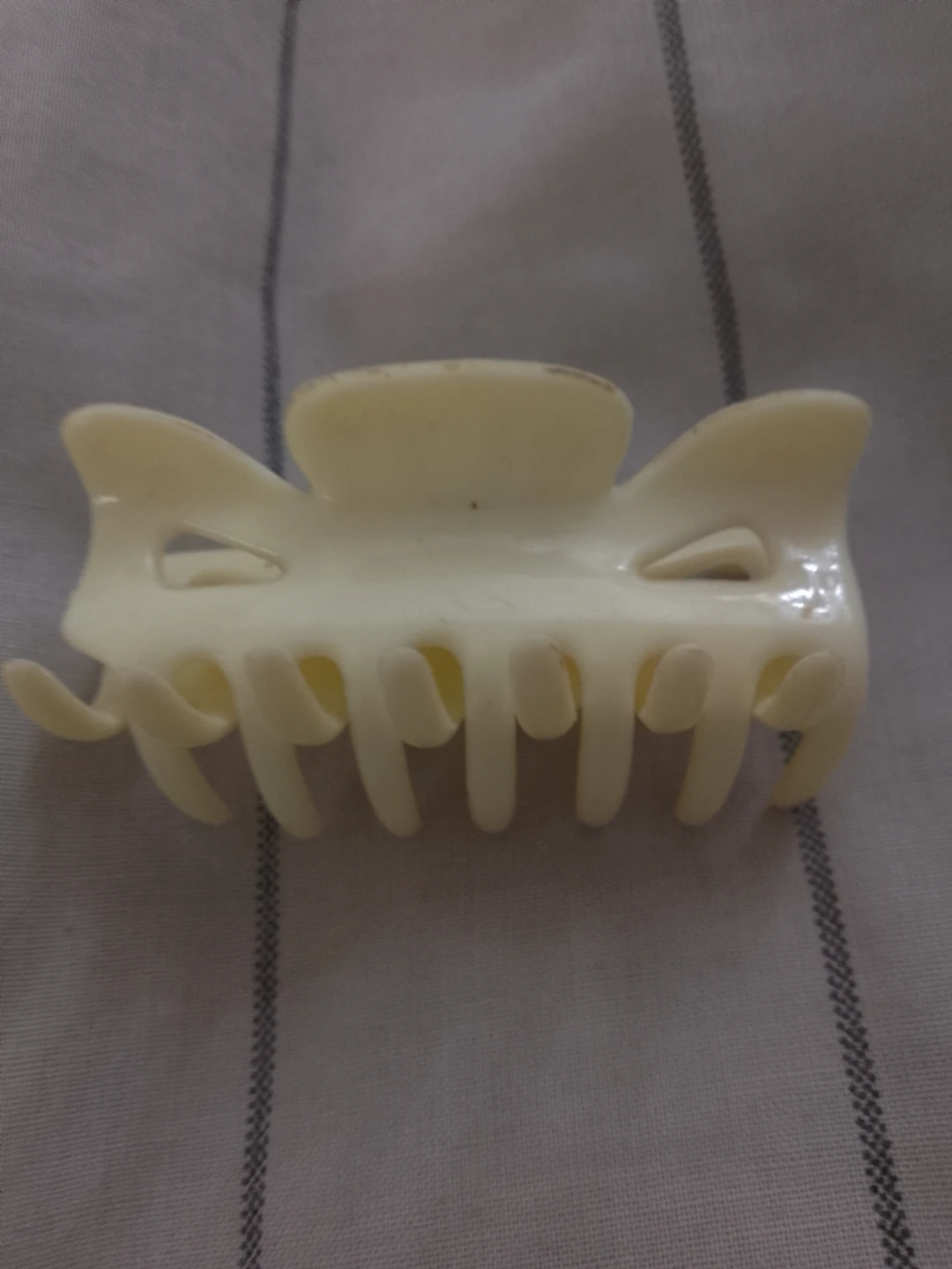 Cream Plastic Claw Hair Clip 🏈