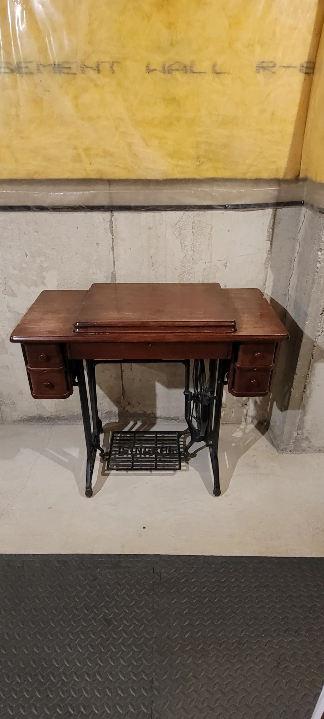 Antique Singer sewing machine with cabinet - photo 2