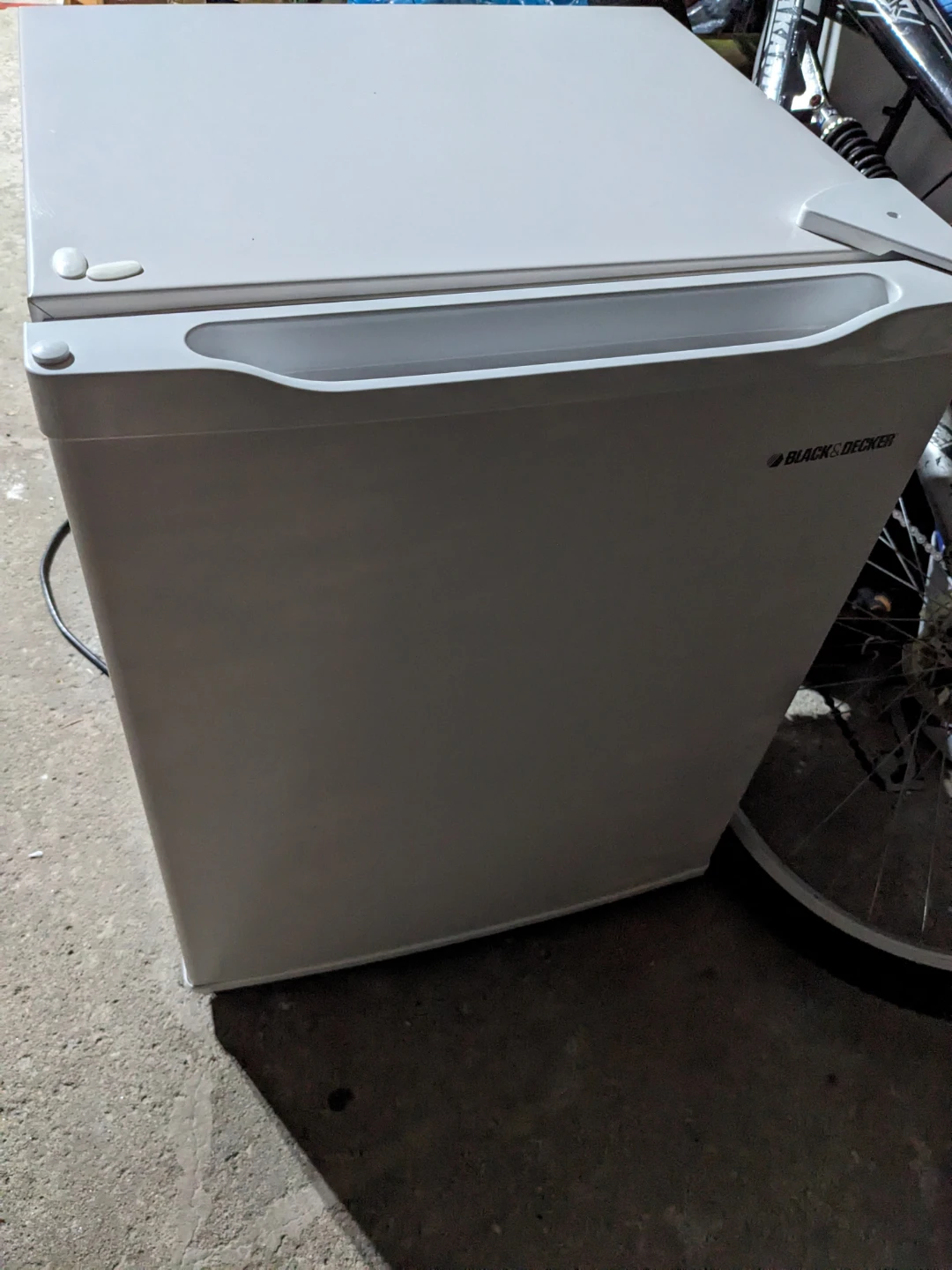 Black & Decker 2.7 cu.ft. Mini Fridge - photo 4