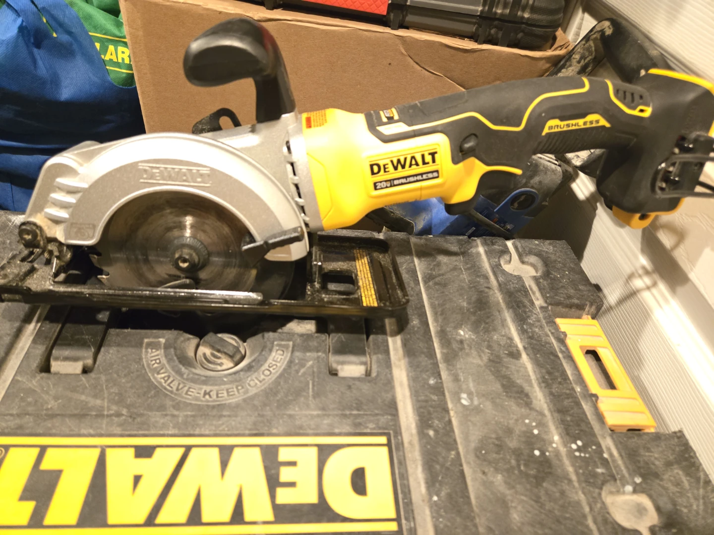 DeWalt 20V Max Brushless Circular Saw with 5Ah Battery - photo 2