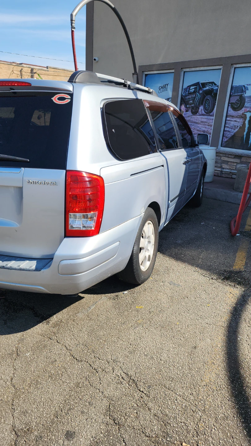 Hyundai Entourage Minivan - photo 3