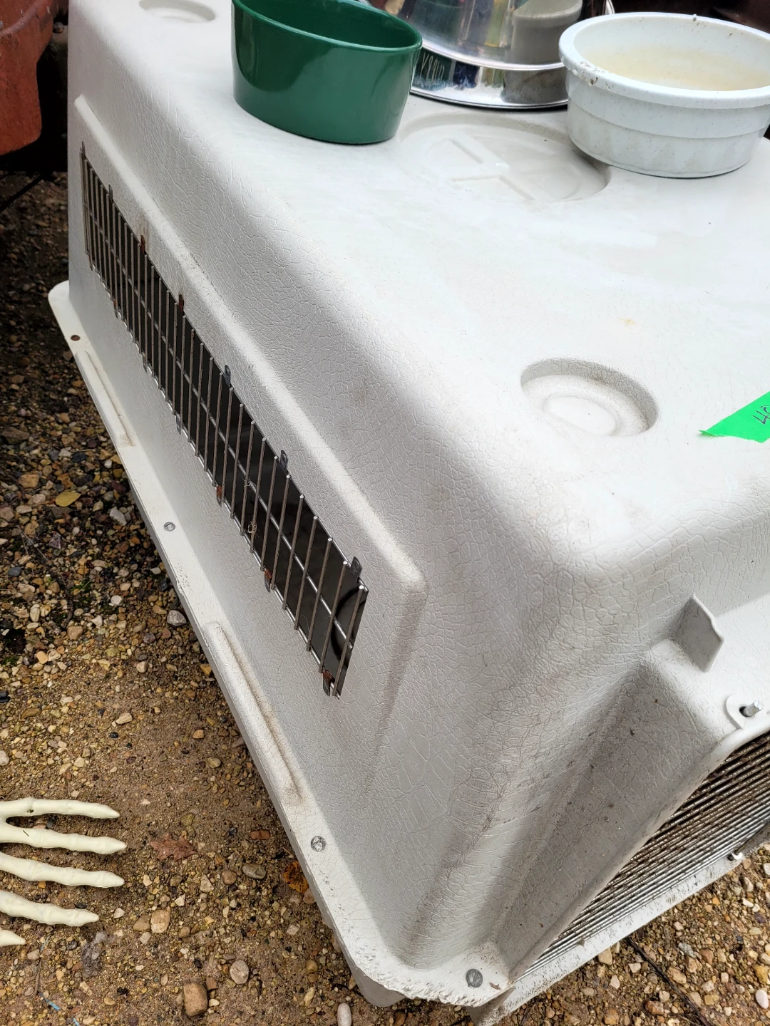 Large plastic pet crate. Fits my mastiff.  Asking $40 obo - photo 3