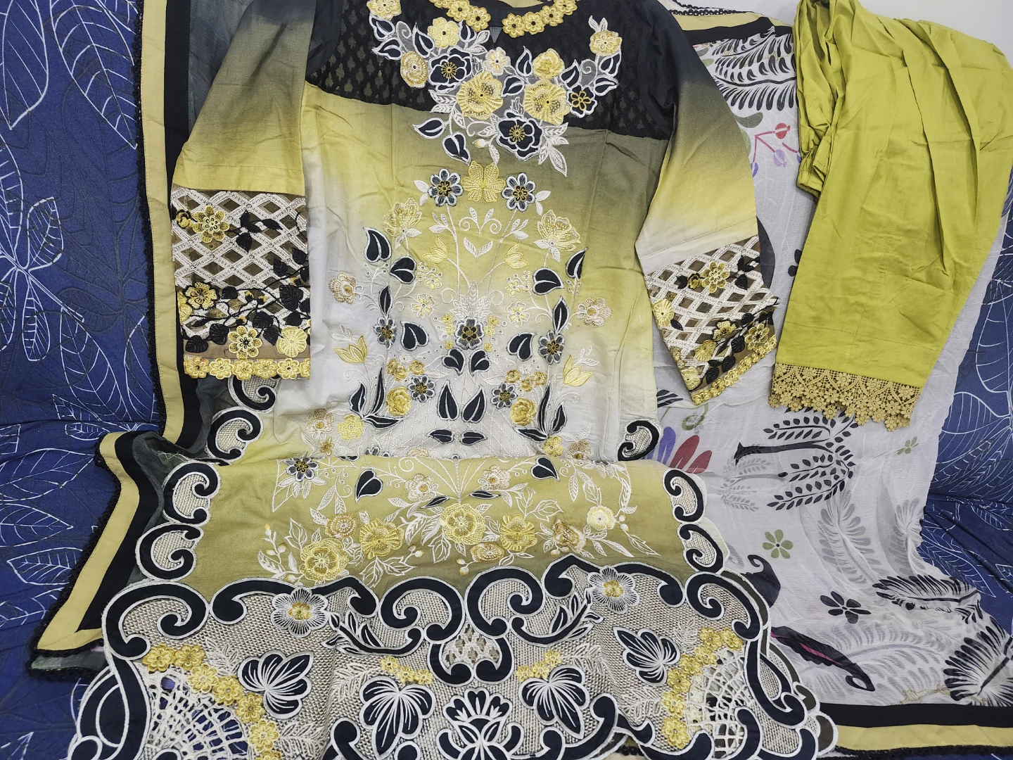 Embroidered 3-Piece Pakistani Suit