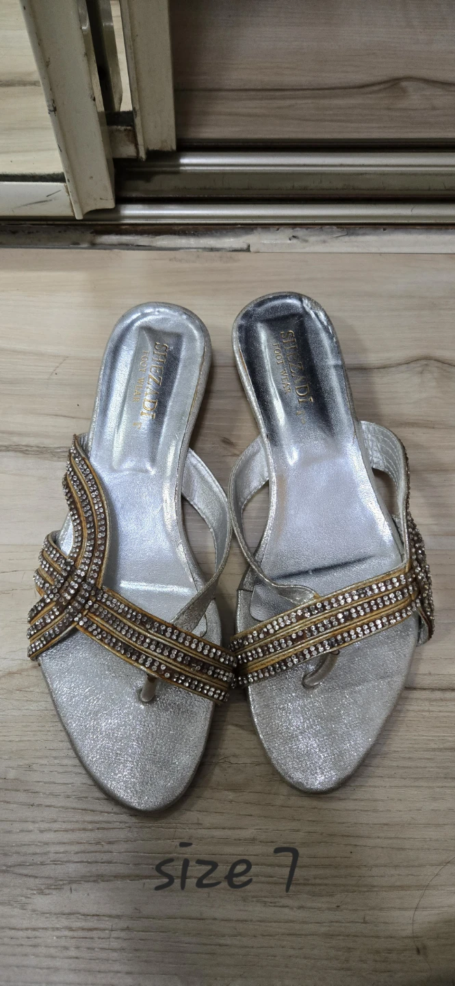 Footwear Metallic Silver Sandals Size 7