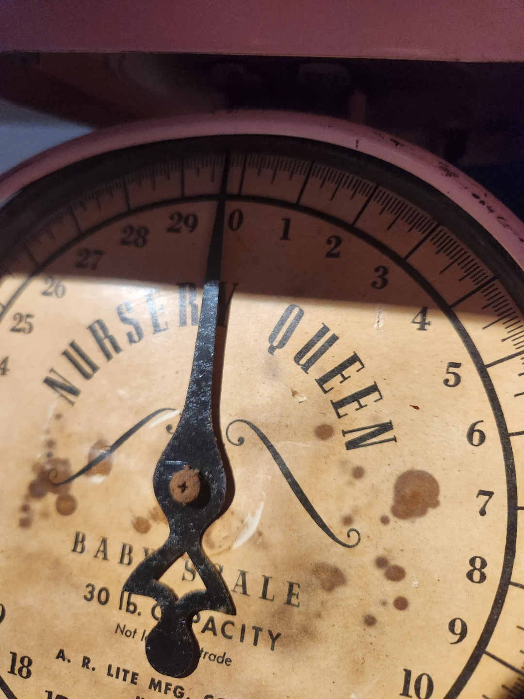 Mid Century Nursery Queen Baby Scale | Powder pink Metal   | 🏈 - photo 3