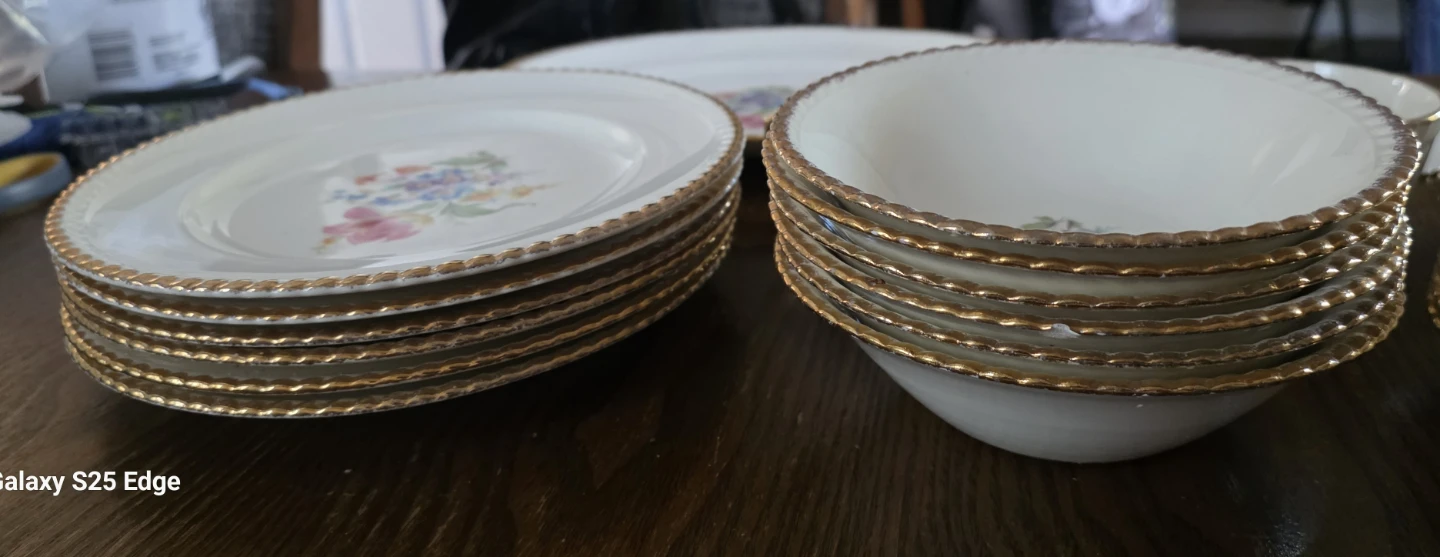 Foreign Potteries Earthenware Floral Dinnerware Set - photo 4