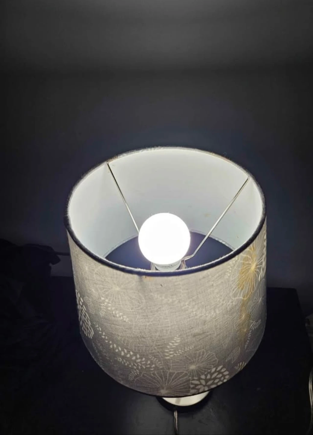 Table lamp with patterned shade - photo 3