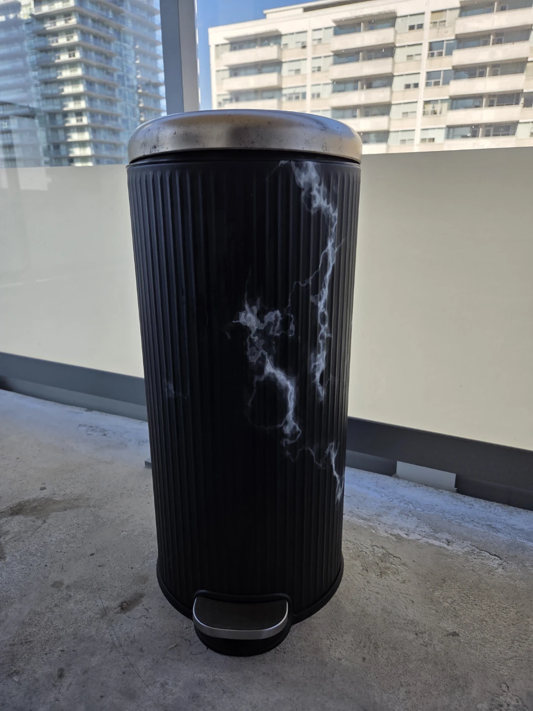 Black and white marble pedal bin - photo 3