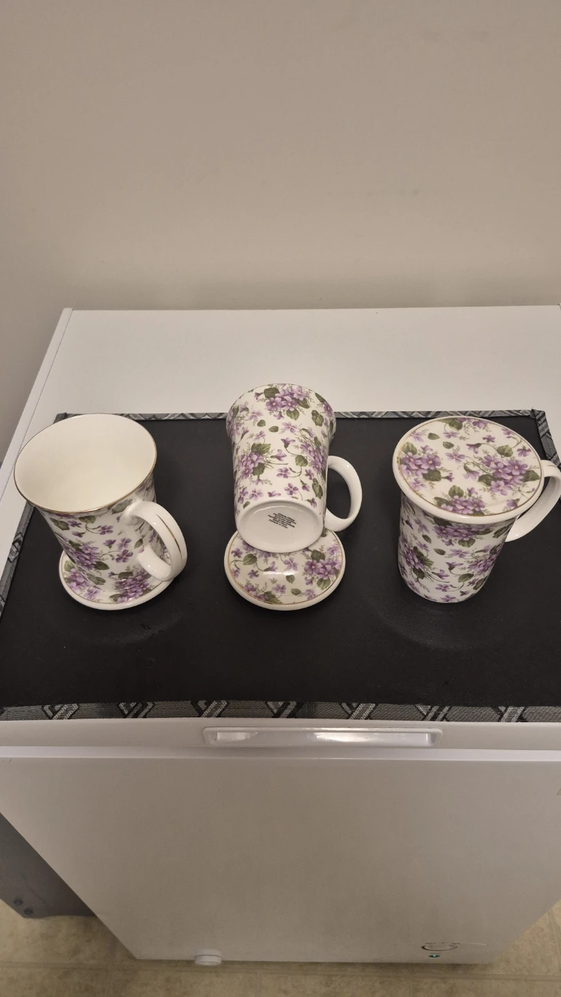 Gracie China Violet Mugs with Lids 🏈