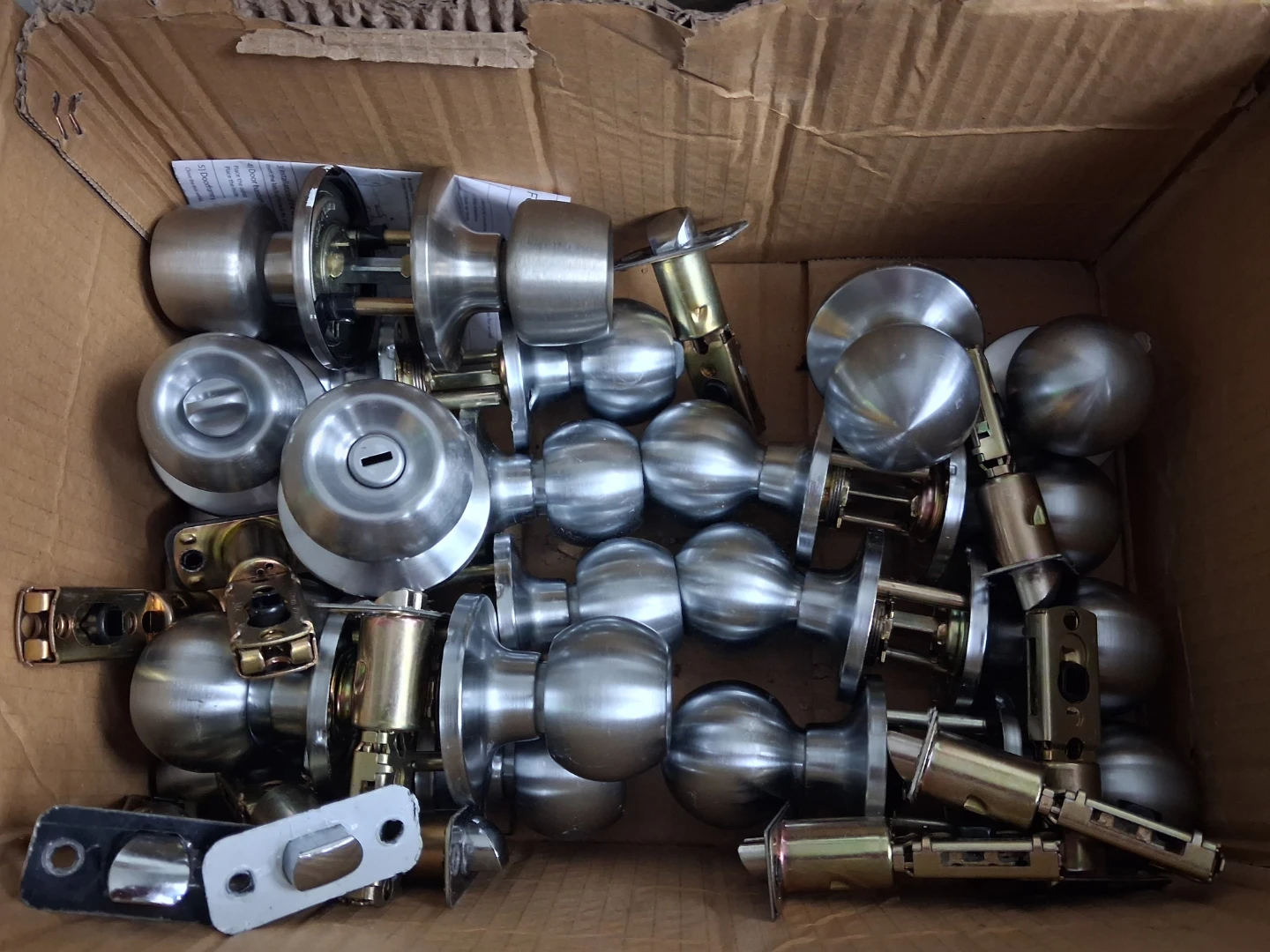 7 bed/bath door knobs 4 closet/ pantry knobs 11 hinge sets - photo 2