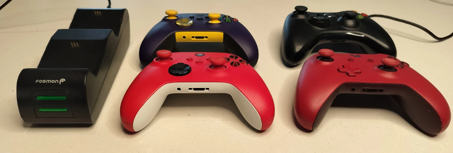 4 Xbox Controllers + Fosmon Charging Dock Bundle - photo 2
