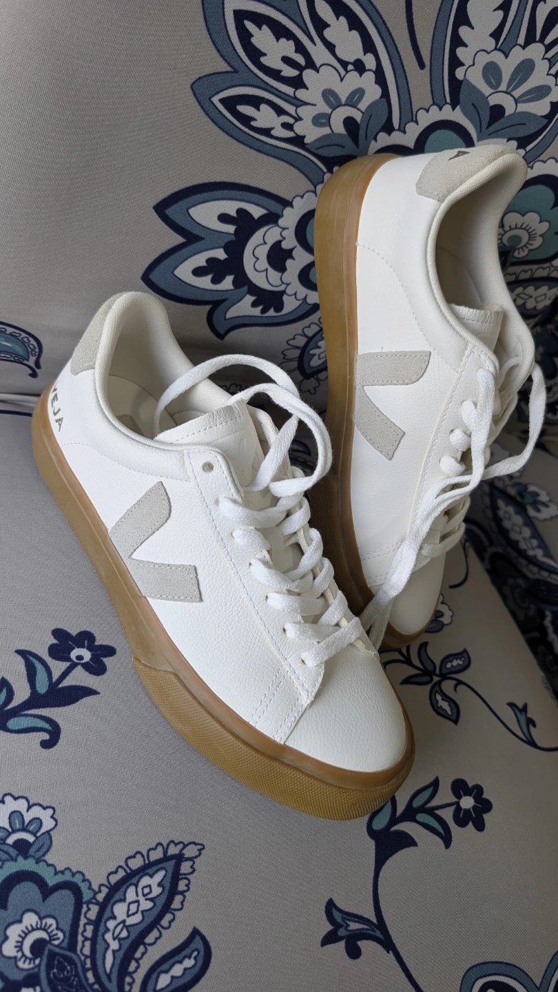 VEJA Sneakers - White and Gum Sole