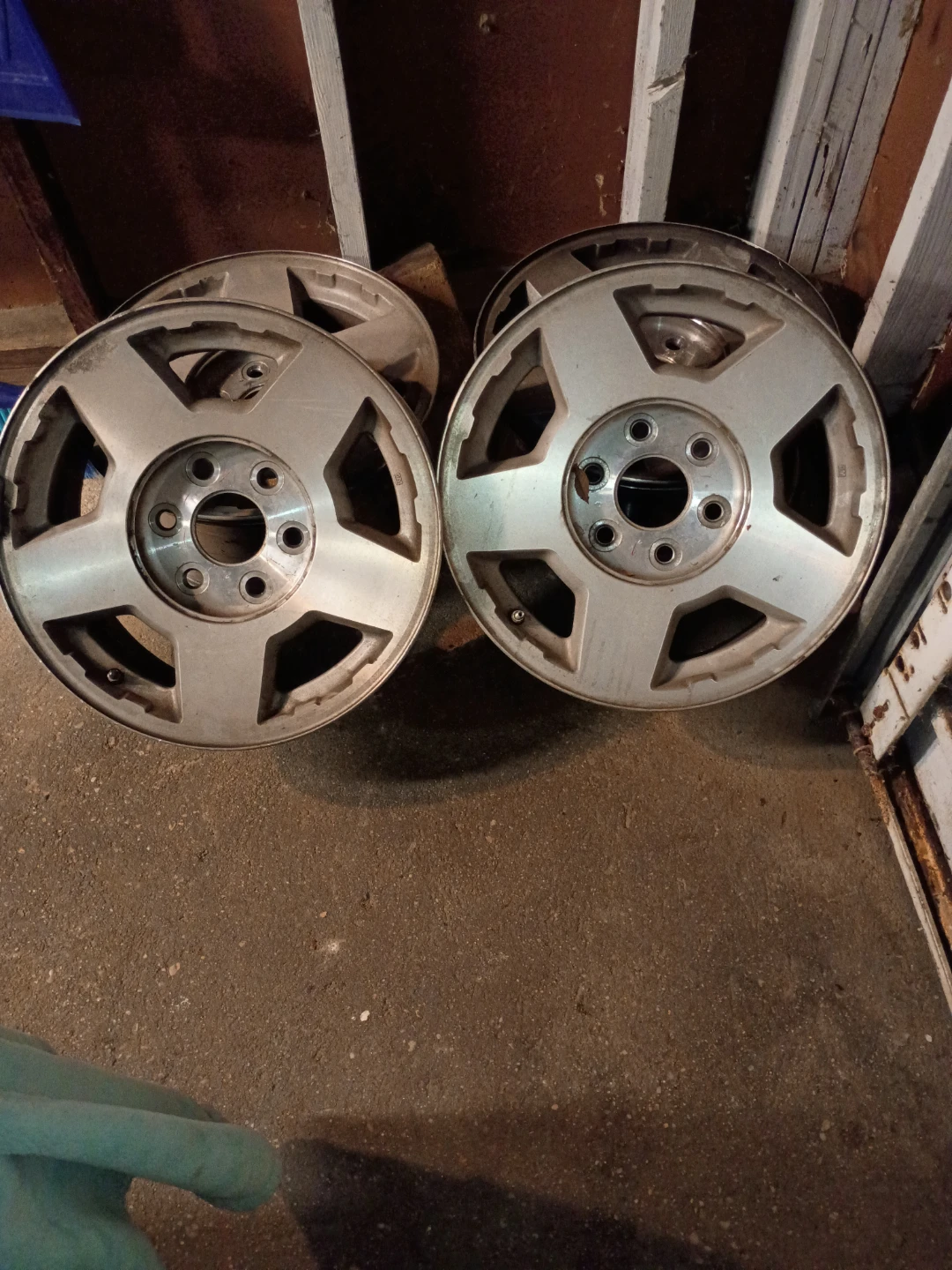 17 inch aluminum rims 2004 suburban 1500 - photo 2