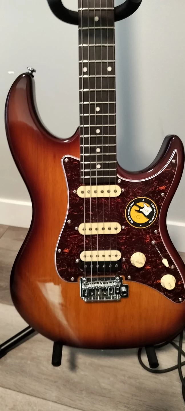 Sire S3 Electric Guitar and Marshal MG15R Gold Amp - photo 2